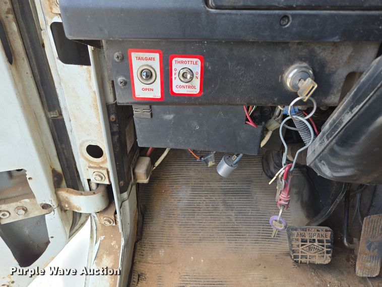 image for item EN3627 2000 International 4900 refuse truck