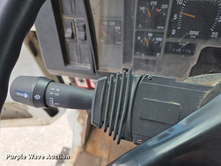 image for item EN3627 2000 International 4900 refuse truck