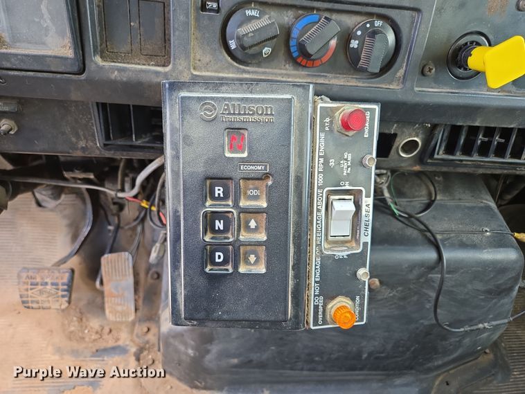 image for item EN3627 2000 International 4900 refuse truck