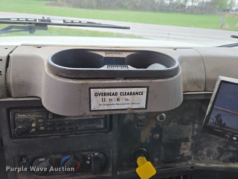 image for item EN3627 2000 International 4900 refuse truck