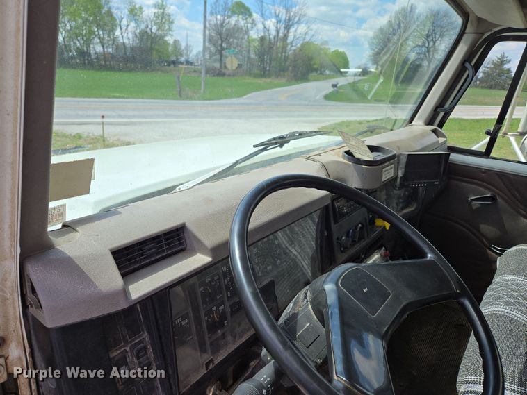 image for item EN3627 2000 International 4900 refuse truck