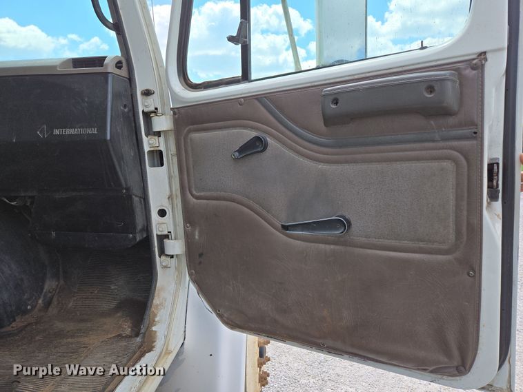 image for item EN3627 2000 International 4900 refuse truck