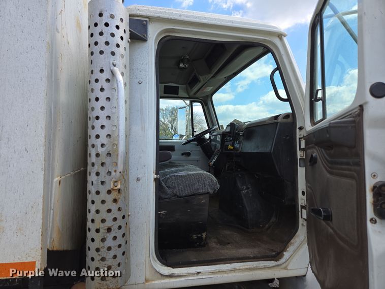 image for item EN3627 2000 International 4900 refuse truck