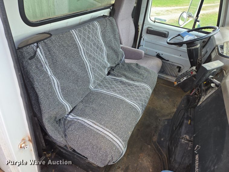 image for item EN3627 2000 International 4900 refuse truck