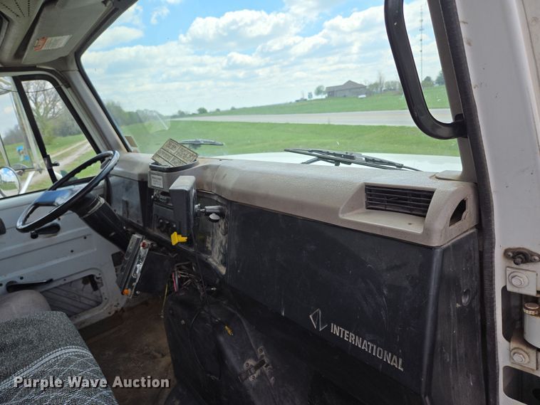 image for item EN3627 2000 International 4900 refuse truck