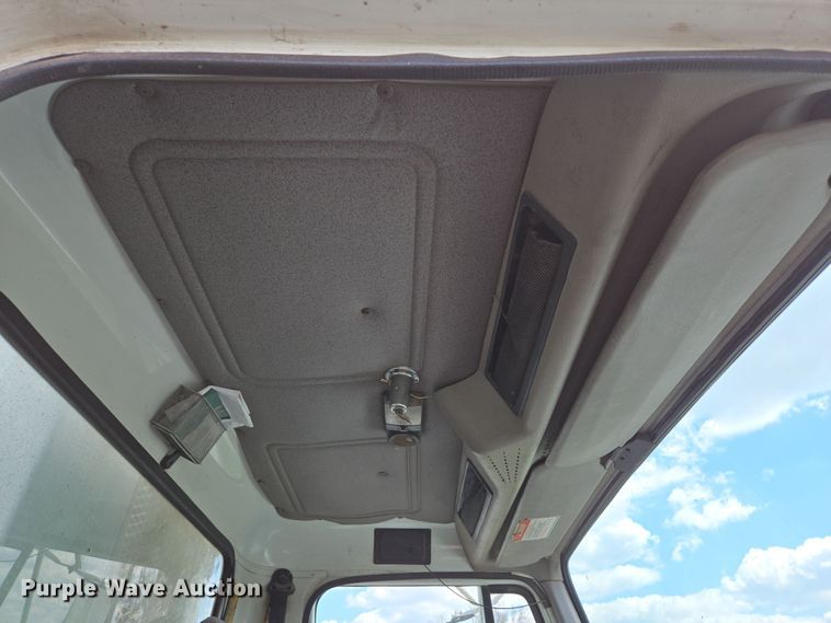 image for item EN3627 2000 International 4900 refuse truck