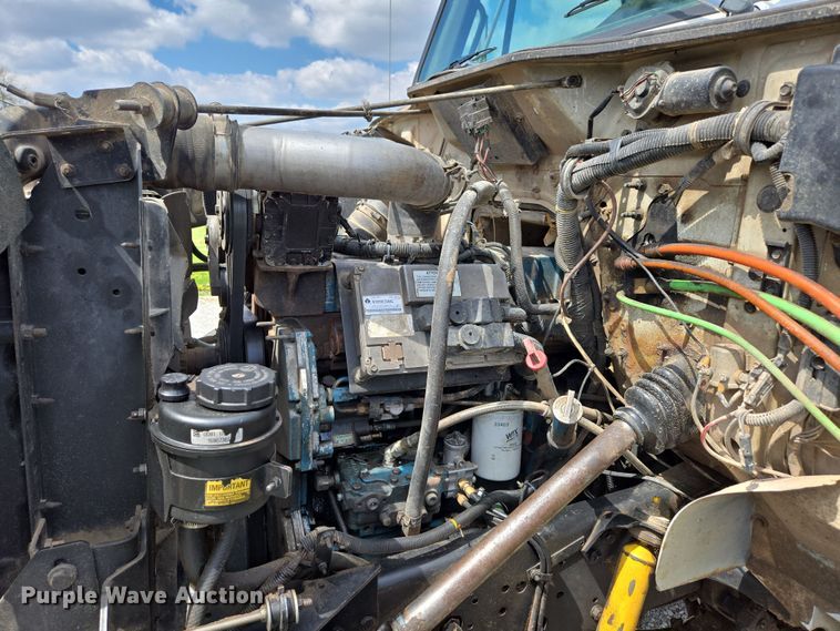 image for item EN3627 2000 International 4900 refuse truck