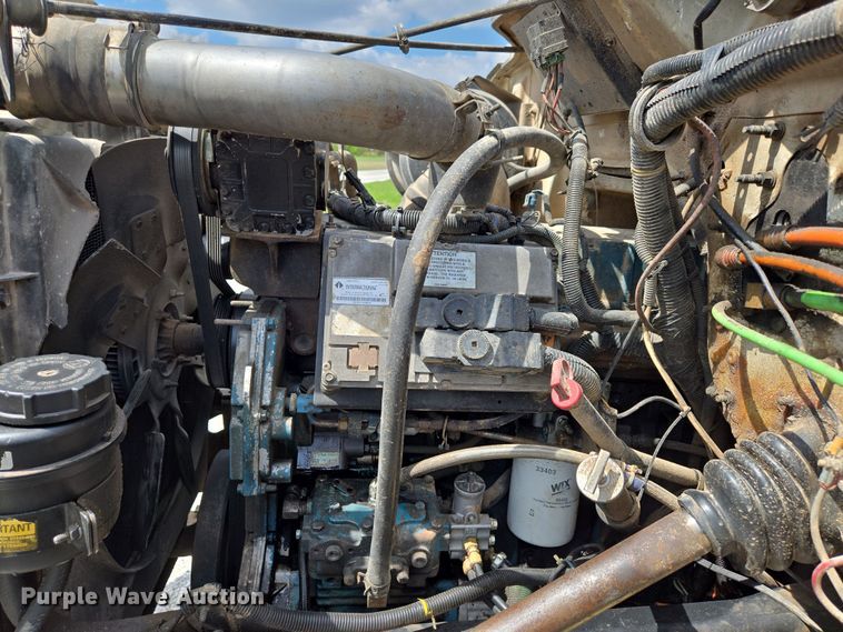 image for item EN3627 2000 International 4900 refuse truck