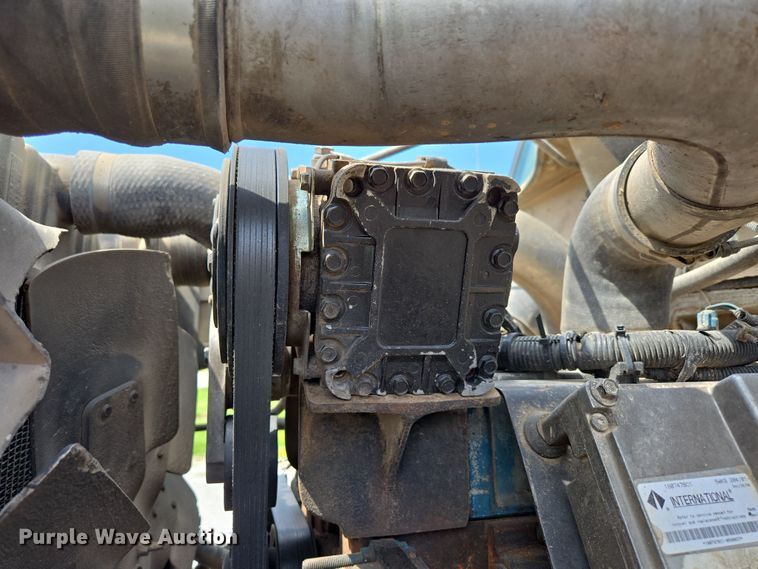 image for item EN3627 2000 International 4900 refuse truck