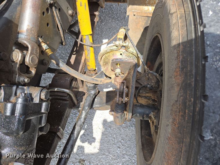 image for item EN3627 2000 International 4900 refuse truck