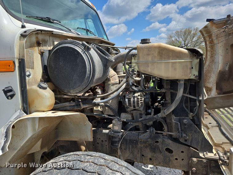 image for item EN3627 2000 International 4900 refuse truck