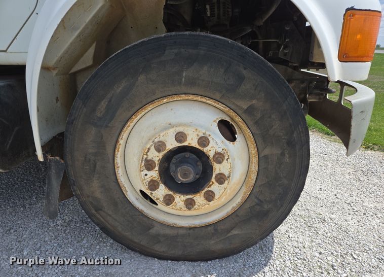 image for item EN3627 2000 International 4900 refuse truck