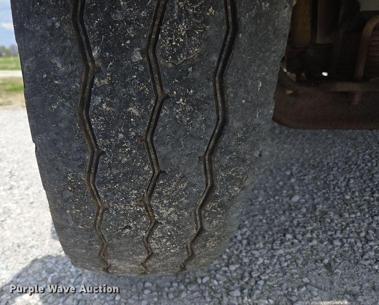 image for item EN3627 2000 International 4900 refuse truck