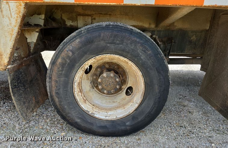 image for item EN3627 2000 International 4900 refuse truck