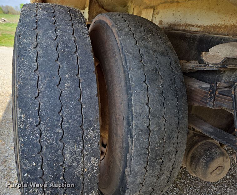 image for item EN3627 2000 International 4900 refuse truck