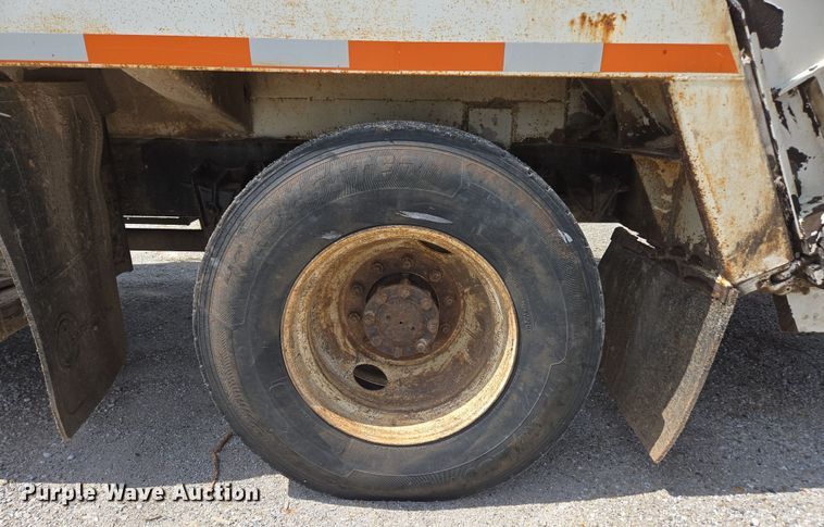 image for item EN3627 2000 International 4900 refuse truck