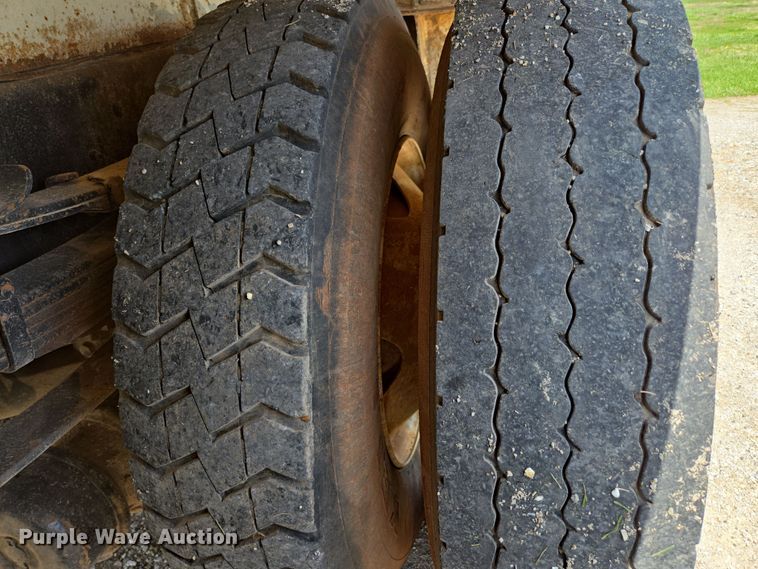 image for item EN3627 2000 International 4900 refuse truck