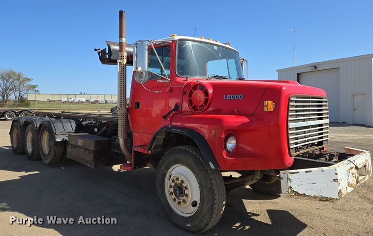 image for item EN8908 1996 Ford L8000 roll-off container truck