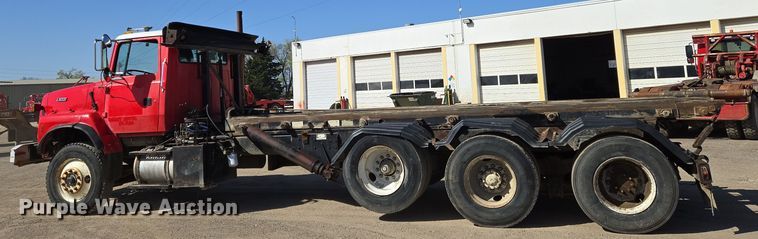 image for item EN8908 1996 Ford L8000 roll-off container truck