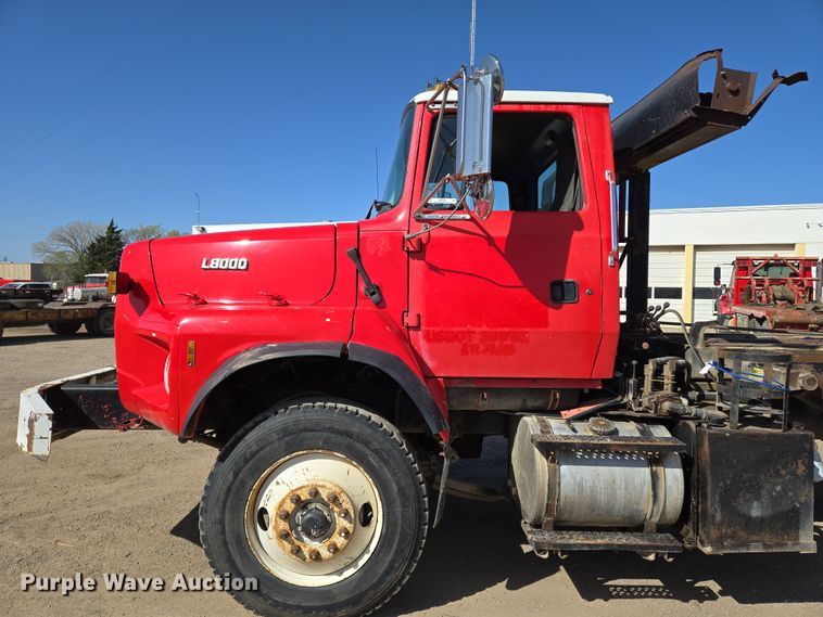 image for item EN8908 1996 Ford L8000 roll-off container truck