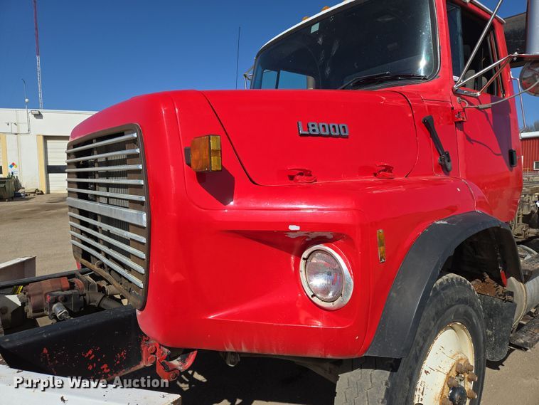 image for item EN8908 1996 Ford L8000 roll-off container truck