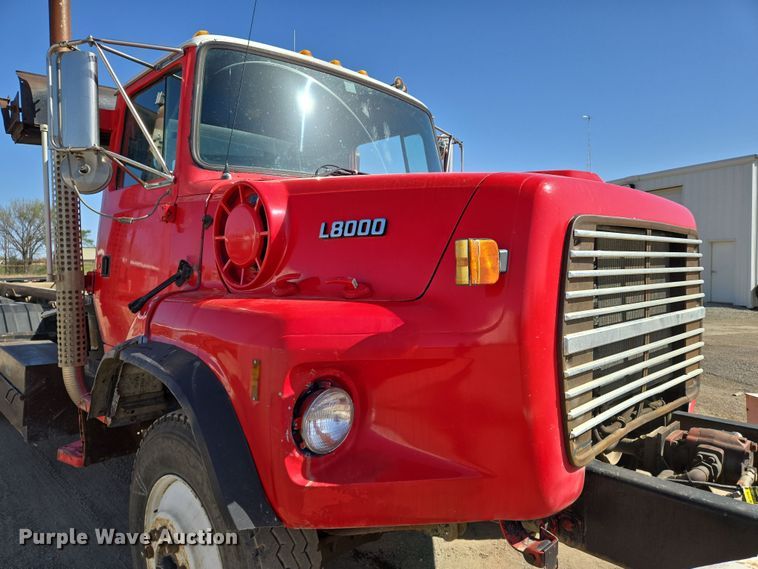 image for item EN8908 1996 Ford L8000 roll-off container truck