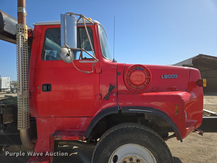 image for item EN8908 1996 Ford L8000 roll-off container truck