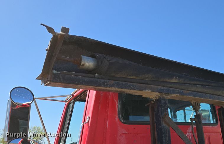 image for item EN8908 1996 Ford L8000 roll-off container truck