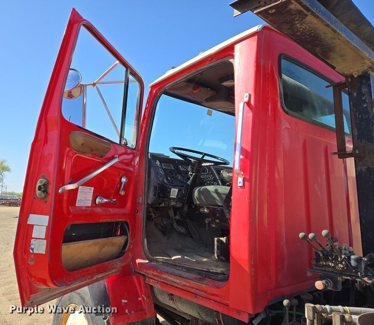 image for item EN8908 1996 Ford L8000 roll-off container truck