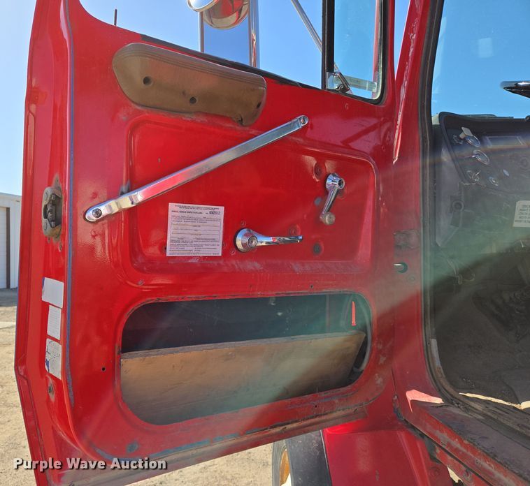 image for item EN8908 1996 Ford L8000 roll-off container truck