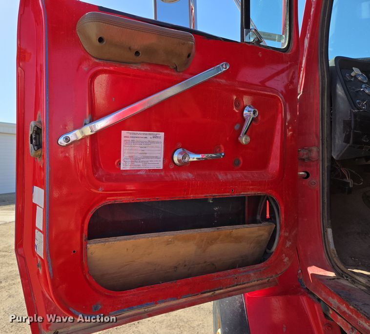 image for item EN8908 1996 Ford L8000 roll-off container truck