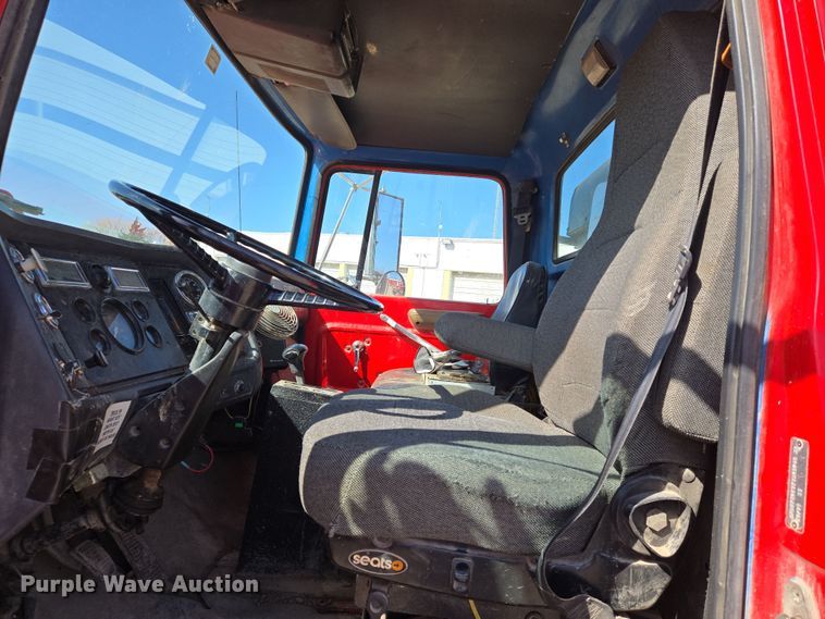 image for item EN8908 1996 Ford L8000 roll-off container truck