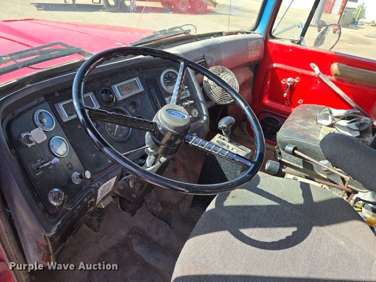 image for item EN8908 1996 Ford L8000 roll-off container truck