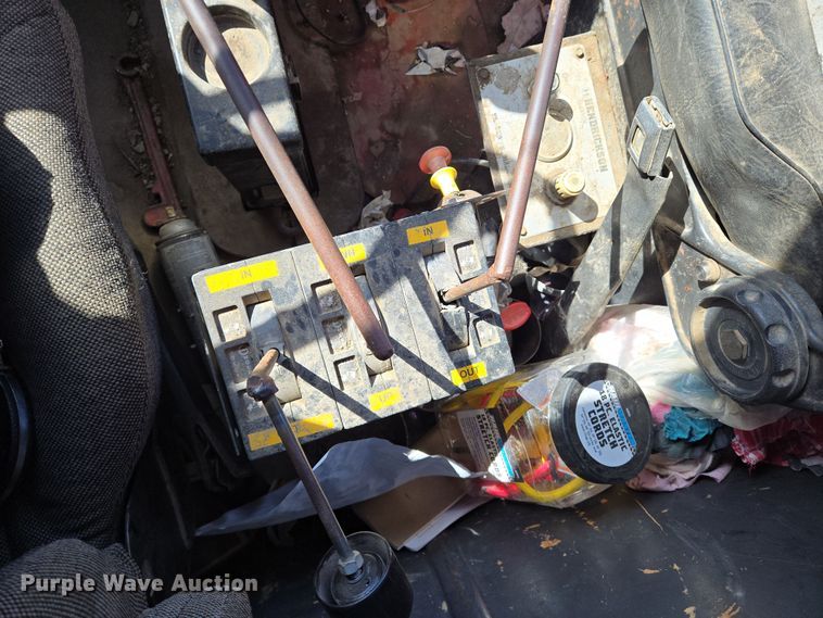 image for item EN8908 1996 Ford L8000 roll-off container truck