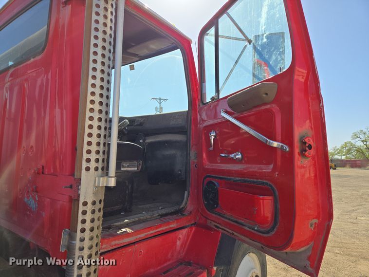 image for item EN8908 1996 Ford L8000 roll-off container truck