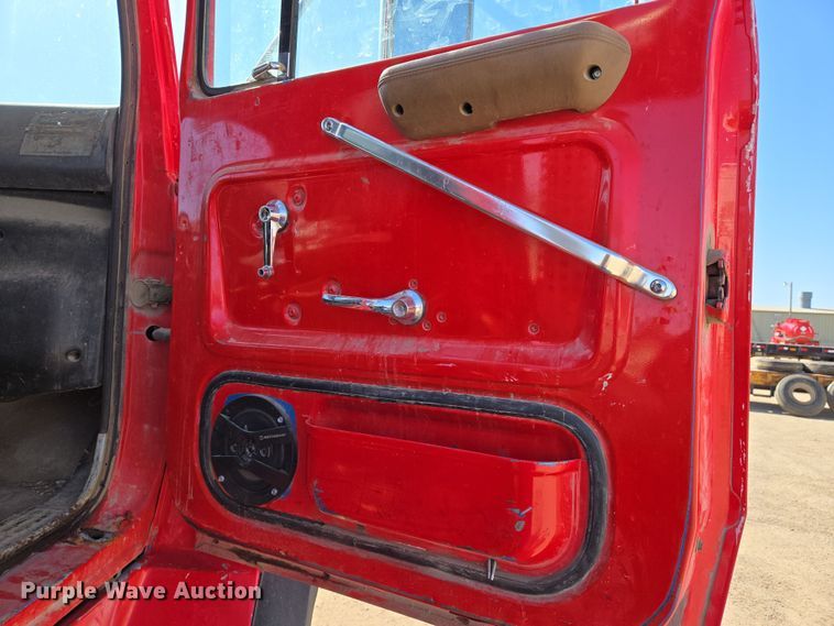 image for item EN8908 1996 Ford L8000 roll-off container truck