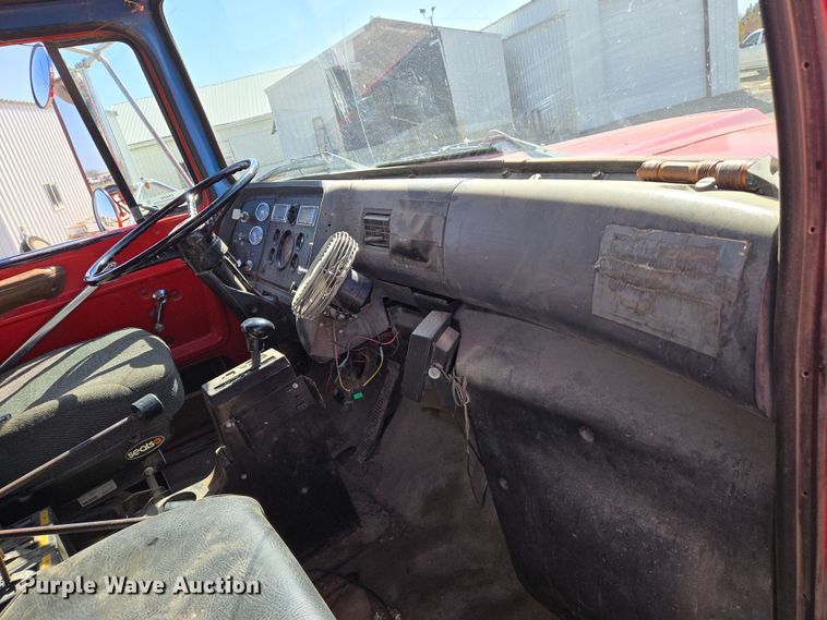 image for item EN8908 1996 Ford L8000 roll-off container truck