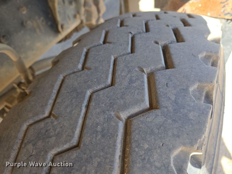 image for item EN8908 1996 Ford L8000 roll-off container truck