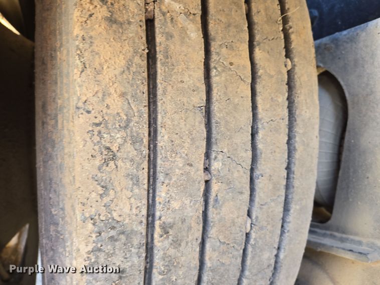 image for item EN8908 1996 Ford L8000 roll-off container truck