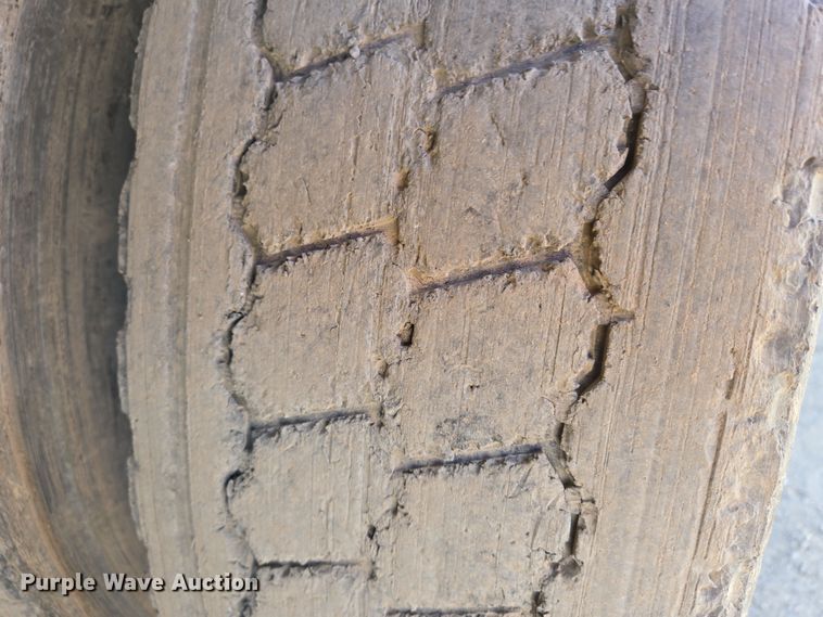 image for item EN8908 1996 Ford L8000 roll-off container truck