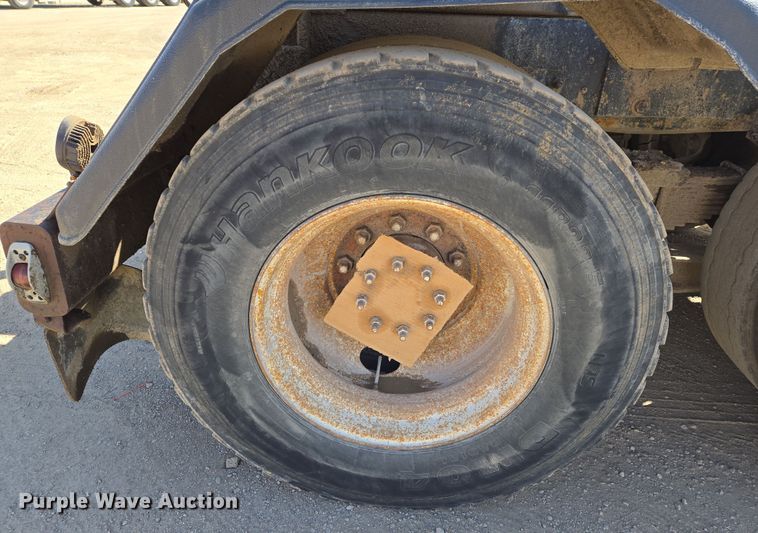 image for item EN8908 1996 Ford L8000 roll-off container truck