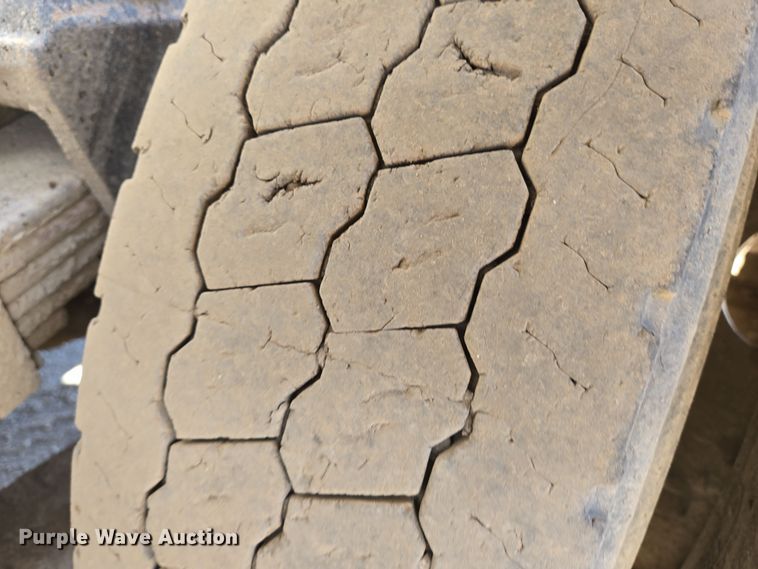 image for item EN8908 1996 Ford L8000 roll-off container truck