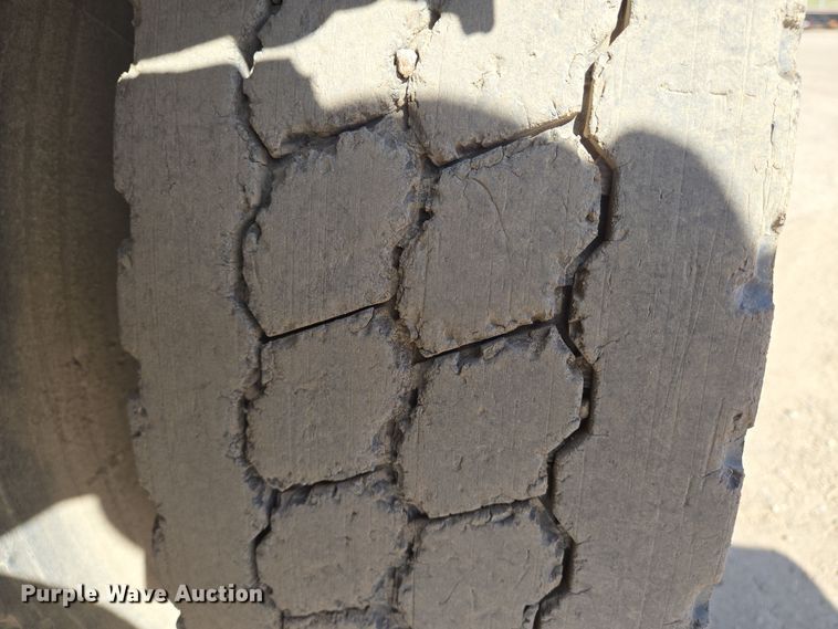 image for item EN8908 1996 Ford L8000 roll-off container truck