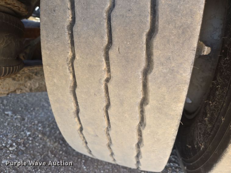 image for item EN8909 2016 Landoll drop deck equipment trailer