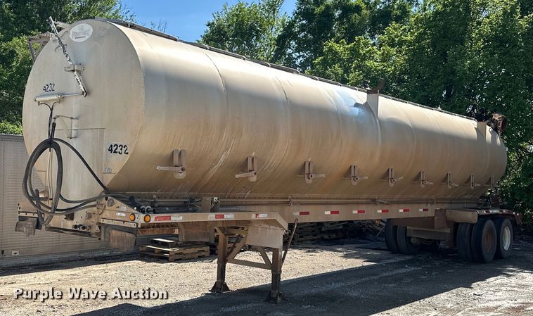 image for item EQ2143 2006 Pinson feed delivery trailer