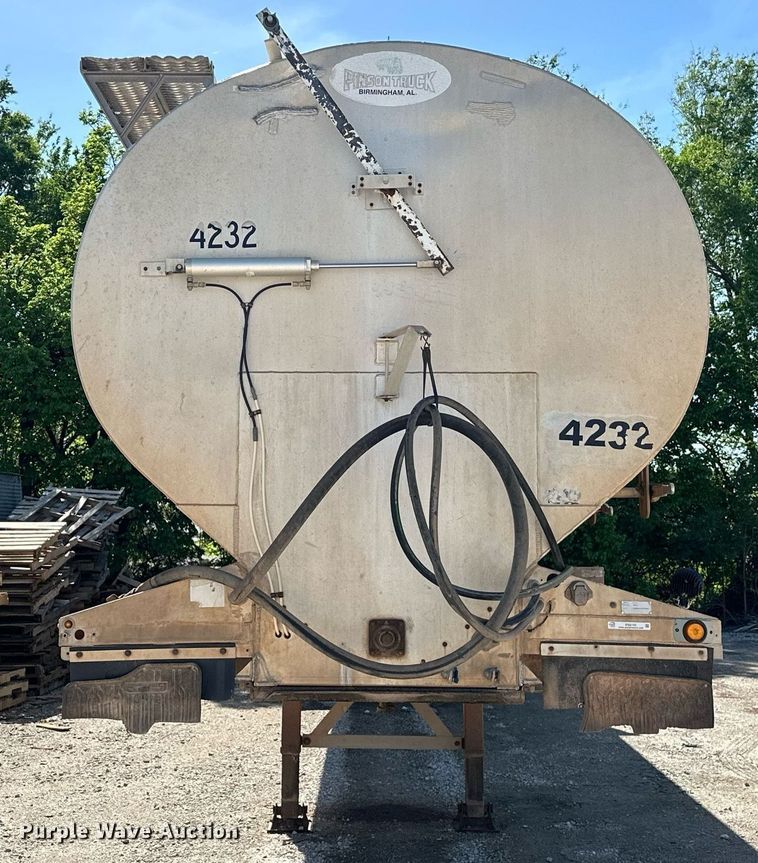 image for item EQ2143 2006 Pinson feed delivery trailer