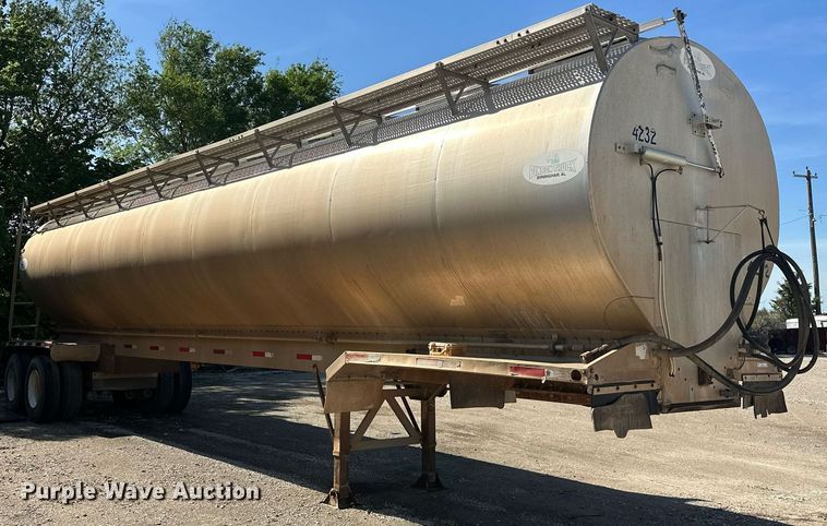 image for item EQ2143 2006 Pinson feed delivery trailer