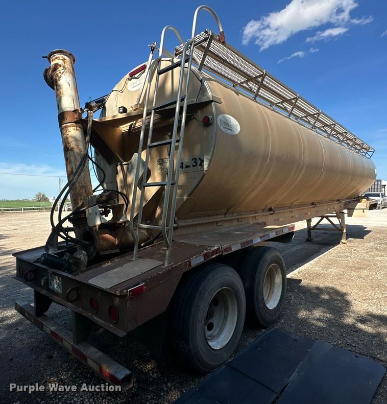 image for item EQ2143 2006 Pinson feed delivery trailer