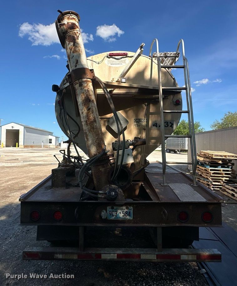 image for item EQ2143 2006 Pinson feed delivery trailer