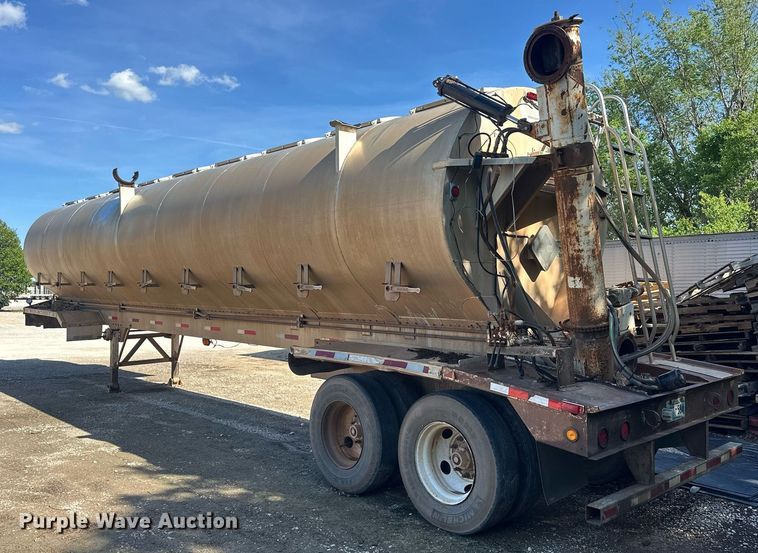 image for item EQ2143 2006 Pinson feed delivery trailer